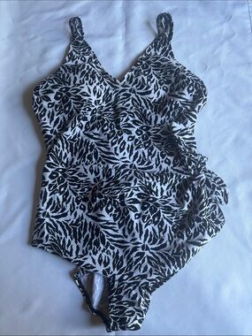 Shore Shapes Black & White Floral Leaf Print Bathing Suit